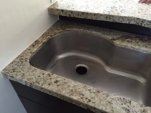 Cubierta de granito negro para cocina a medida